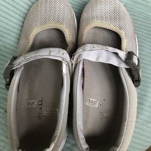 BUNDLE PLEASE Merrell Sz 6 shoes